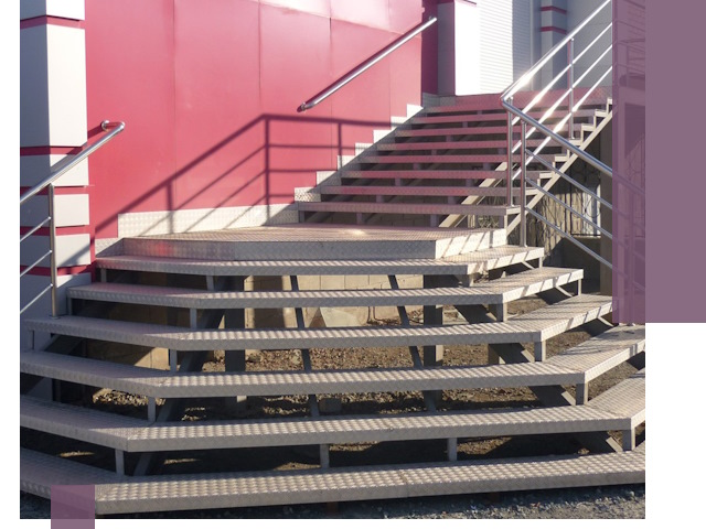 Лестницы для магазина в Санкте-Петербурге — изготовление и монтаж