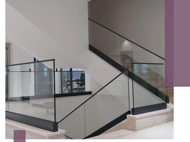 Стеклянные перила премиум-класса с установкой в Санкте-Петербурге