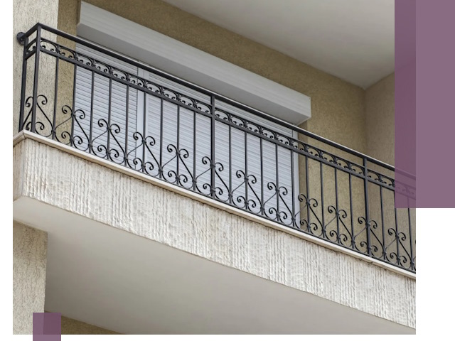 Балконные ограждения из металла и стекла в Санкте-Петербурге для домов