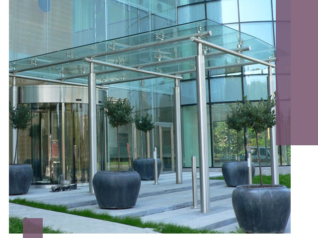 Навесы из стекла на заказ в Санкте-Петербурге — монтаж и установка